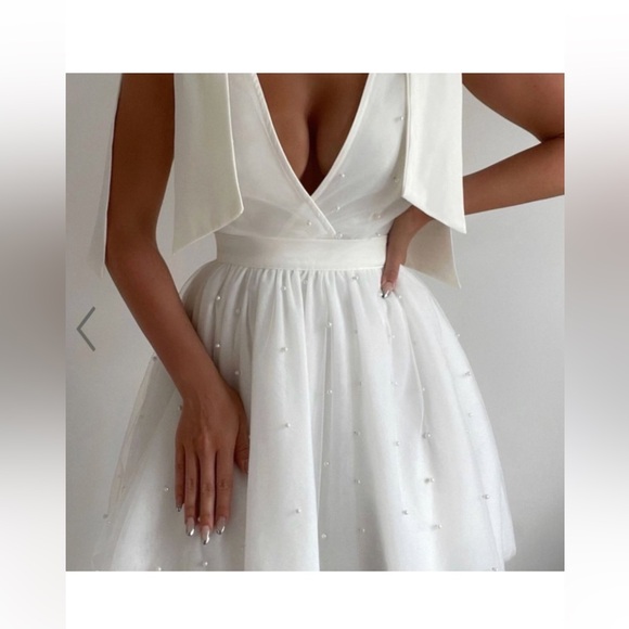 White Pearl Bridal Dress with Bow Details - Picture 4 of 4